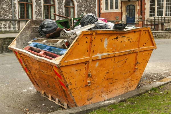 Těžké Kovové Oranžové Železo Přeskočit Kontejner Plný Odpadu Domácností Odpadky — Stock fotografie