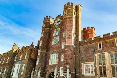 1536 'da İngiltere' nin Londra kentinde inşa edilen bir Tudor kraliyet kalesi olan St James 's Palace şehrin popüler bir turizm merkezi ve stok fotoğrafı.