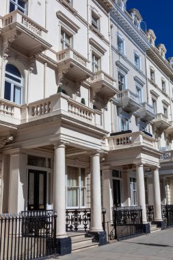 Naip Gürcü, Londra İngiltere 'de Kensington' daki evleri ve apartmanları terasa çıkardı. Şehrin popüler seyahat merkezi turizm merkezi olan İngiltere 'de stok fotoğrafı çekildi.