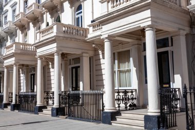 Naip Gürcü, Londra İngiltere 'de Kensington' daki evleri ve apartmanları terasa çıkardı. Şehrin popüler seyahat merkezi turizm merkezi olan İngiltere 'de stok fotoğrafı çekildi.
