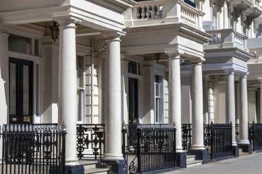Naip Gürcü, Londra İngiltere 'de Kensington' daki evleri ve apartmanları terasa çıkardı. Şehrin popüler seyahat merkezi turizm merkezi olan İngiltere 'de stok fotoğrafı çekildi.