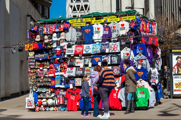 英国伦敦 2012年4月1日 游客在街头市场摊位购买纪念品 出售服装和足球 这些服装和足球吃掉了旅游景点的地标 股票图片 — 图库照片
