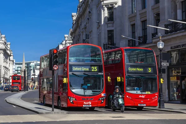Londra, İngiltere, 1 Nisan 2012: Yeni modern Routemaster çift katlı kırmızı otobüs, New Oxford Caddesi 'nde.