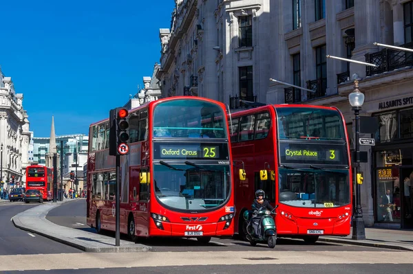 2012年4月1日 イギリス ロンドン ニューオックスフォード ストリートにある新しい近代的なルートマスター ダブルデッキ レッドバスは公共交通機関のインフラの一部であり 人気のある旅行先である — ストック写真