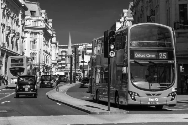 2012年4月1日イギリス ロンドン ニューオックスフォード ストリートの新しい近代的なルートマスター ダブルデッキ レッドバス 公共交通機関のインフラストラクチャの一部である 黒と白のモノクロームのストックフォトイメージ — ストック写真