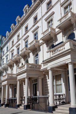 Naip Gürcü, Londra İngiltere 'de Kensington' daki evleri ve apartmanları terasa çıkardı. Şehrin popüler seyahat merkezi turizm merkezi olan İngiltere 'de stok fotoğrafı çekildi.