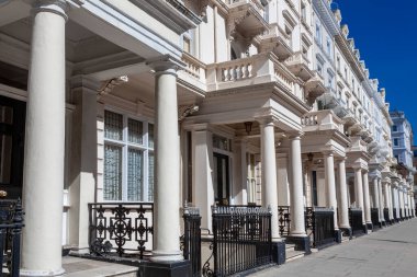 Naip Gürcü, Londra İngiltere 'de Kensington' daki evleri ve apartmanları terasa çıkardı. Şehrin popüler seyahat merkezi turizm merkezi olan İngiltere 'de stok fotoğrafı çekildi.