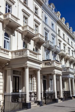 Naip Gürcü, Londra İngiltere 'de Kensington' daki evleri ve apartmanları terasa çıkardı. Şehrin popüler seyahat merkezi turizm merkezi olan İngiltere 'de stok fotoğrafı çekildi.