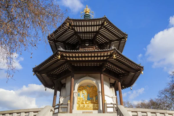 배터시 파크에 파고다 Peace Pagoda 금박을 조각상이 — 스톡 사진