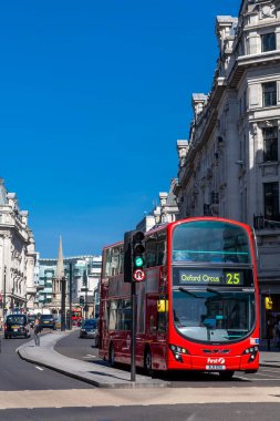 Londra, İngiltere, 1 Nisan 2012: Yeni modern Routemaster çift katlı kırmızı otobüs, New Oxford Caddesi 'nde.