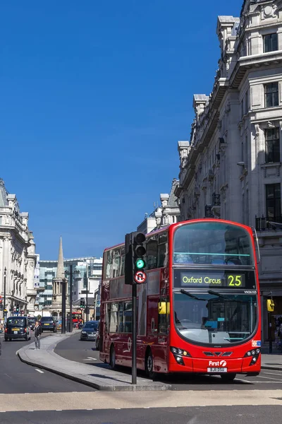 Londyn Wielka Brytania Kwietnia 2012 Nowy Nowoczesny Routemaster Dwupiętrowy Czerwony — Zdjęcie stockowe