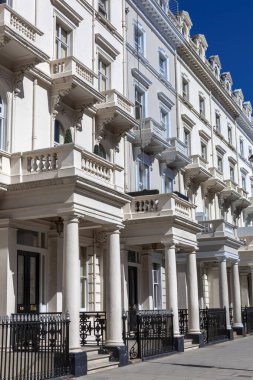 Naip Gürcü, Londra İngiltere 'de Kensington' daki evleri ve apartmanları terasa çıkardı. Şehrin popüler seyahat merkezi turizm merkezi olan İngiltere 'de stok fotoğrafı çekildi.