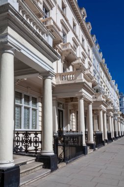 Naip Gürcü, Londra İngiltere 'de Kensington' daki evleri ve apartmanları terasa çıkardı. Şehrin popüler seyahat merkezi turizm merkezi olan İngiltere 'de stok fotoğrafı çekildi.