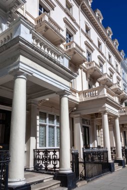 Naip Gürcü, Londra İngiltere 'de Kensington' daki evleri ve apartmanları terasa çıkardı. Şehrin popüler seyahat merkezi turizm merkezi olan İngiltere 'de stok fotoğrafı çekildi.