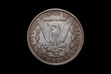 USA One Dollar Morgan Silver Coin kopyası. 1880 tarihli. Ters kesilmiş ve izole edilmiş bir kartal resmi var.