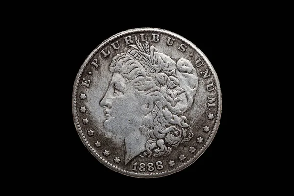 米国1ドルモーガンシルバーコインのレプリカは 1880年に描かれた自由の肖像画と黒の背景に切り取られ 隔離された ストックフォトイメージ — ストック写真