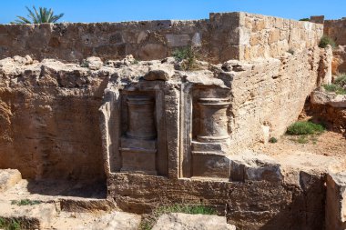 Paphos yakınlarındaki kralların mezarları M.Ö. 4. yüzyıl mezarlığı, popüler bir turizm merkezi olan Roma Yunanistan 'ın mezar odaları, stok fotoğrafı.