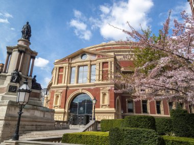 İngiltere 'nin Kensington şehrindeki Royal Albert Hall Tiyatrosu konser salonu, her yıl düzenlenen Balo Klasik Konseri' nin yapıldığı ve turizm turizminin önemli bir turizm beldesidir.