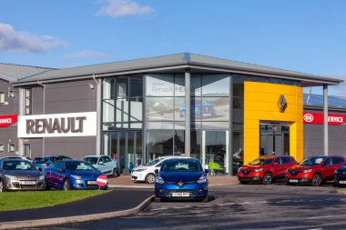 Kidwelly, Wales, İngiltere, 20 Kasım 2016: Renault otomobil galerisi şirket logosunu ve araçlarını satışa sunuyor, stok fotoğrafı resmi