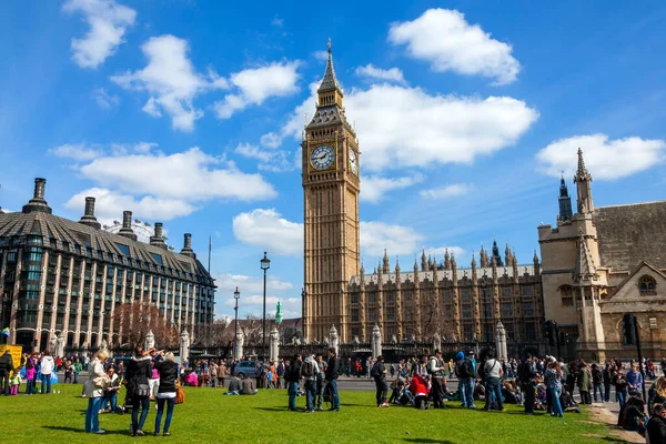 英国伦敦 2012年4月6日 议会广场上 游客们展示了议会大厦和波尔图利斯大厦的大本钟 这是一个受欢迎的旅游目的地地标 股票图片 — 图库照片