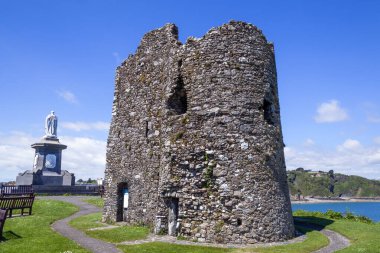 Pembrokeshire Güney Galler 'deki Tenby Şatosu 13. yüzyıl Norman Kalesi harabesi ve şehir merkezinin popüler bir turizm merkezi, stok fotoğrafı.