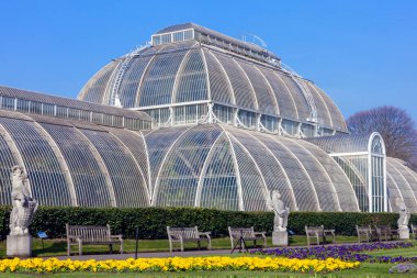 İngiltere 'nin Kew Gardens kentindeki Büyük Palm House 1844' te inşa edilen Viktorya dönemi serası turizm turizminin gözde bir beldesidir.