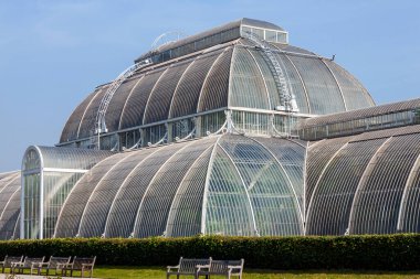 İngiltere 'nin Kew Gardens kentindeki Büyük Palm House 1844' te inşa edilen Viktorya dönemi serası turizm turizminin gözde bir beldesidir.