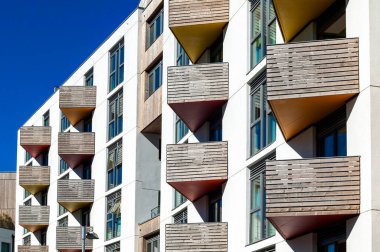 İngiltere 'de balkonları olan modern teraslı evler ve apartman daireleri, stoktaki fotoğraf görüntüleri.