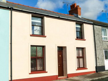 Pembrokeshire İngiltere 'deki renkli teraslı kasaba evlerinin eski moda mimari binaları, stoktaki fotoğraf görüntüleri.