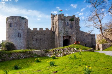 Pembrokeshire Güney Galler 'deki Manorbier Şatosu. 11. yüzyıl Norman Kalesi harabesi ve popüler bir seyahat merkezi turizm merkezi.