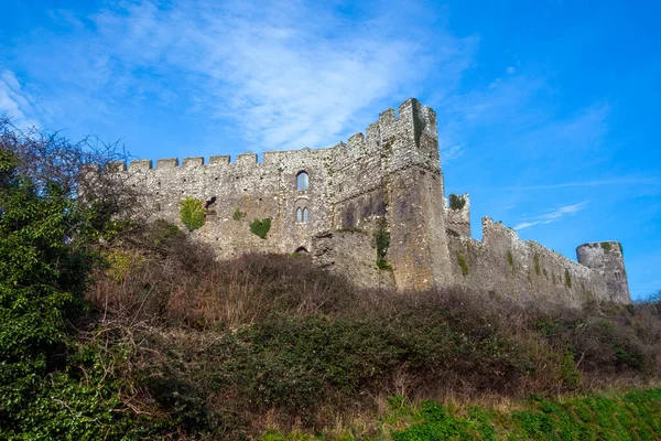 11世紀のノルマン人の砦の廃墟と人気のある旅行先の観光名所のランドマークであるペンブロークシャー南ウェールズのManorbier城 ストックフォトイメージ — ストック写真