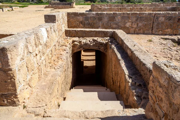 Paphos yakınlarındaki kralların mezarları M.Ö. 4. yüzyıl mezarlığı, popüler bir turizm merkezi olan Roma Yunanistan 'ın mezar odaları, stok fotoğrafı.