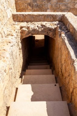 Paphos yakınlarındaki kralların mezarları M.Ö. 4. yüzyıl mezarlığı, popüler bir turizm merkezi olan Roma Yunanistan 'ın mezar odaları, stok fotoğrafı.