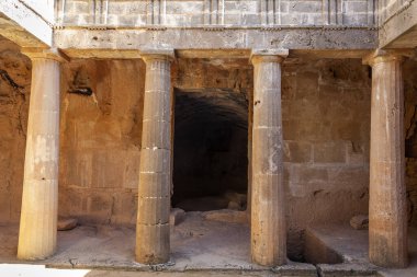 Paphos yakınlarındaki kralların mezarları M.Ö. 4. yüzyıl mezarlığı, popüler bir turizm merkezi olan Roma Yunanistan 'ın mezar odaları, stok fotoğrafı.
