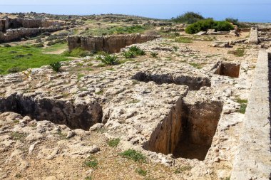 Paphos yakınlarındaki kralların mezarları M.Ö. 4. yüzyıl mezarlığı, popüler bir turizm merkezi olan Roma Yunanistan 'ın mezar odaları, stok fotoğrafı.