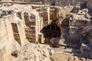 Paphos yakınlarındaki kralların mezarları M.Ö. 4. yüzyıl mezarlığı, popüler bir turizm merkezi olan Roma Yunanistan 'ın mezar odaları, stok fotoğrafı.