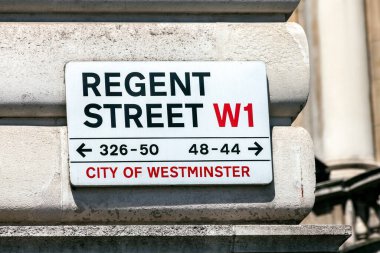 Westminster Londra 'daki Regent Street tabelası İngiltere' de popüler bir alışveriş merkezi ve turistik mekan.