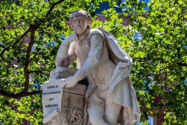 William Shakespeare mermer heykeli 1874 'te Leicester Meydanı' nda dikildi Londra İngiltere 'de popüler bir turizm merkezi olan Londra' da sergilendi.