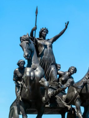 Boudicea ve Kızları 1902 'de İngiltere' de Westminster Köprüsü 'nün sonunda dikilen bronz heykel kraliçenin adı Boudica veya Boudicca idi.