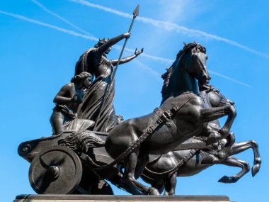 Boudicea ve Kızları 1902 'de İngiltere' de Westminster Köprüsü 'nün sonunda dikilen bronz heykel kraliçenin adı Boudica veya Boudicca idi.