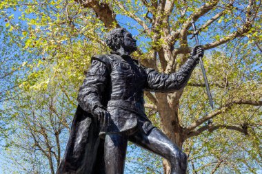 Londra, İngiltere, 13 Nisan 2014: Laurence Olivier, Thames Nehri üzerindeki Ulusal Tiyatro sahili önünde Hamlet heykeli olarak aktör ve William Shakespeare anısına dikildi.