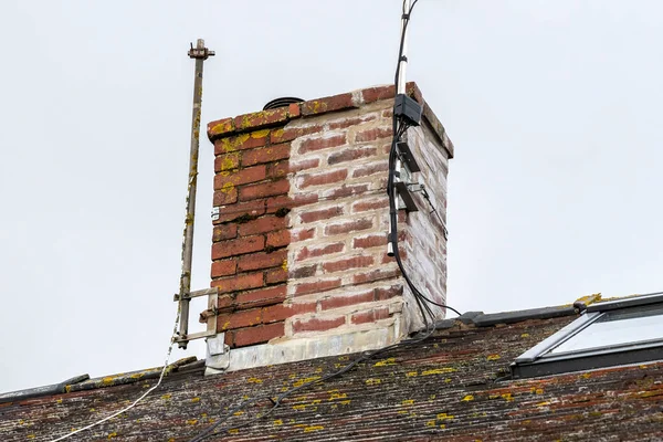 Bir Evin Çatısındaki Baca Yığını Kısmen Hava Durumu Kapatıldı Havan — Stok fotoğraf