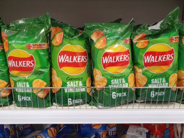 Llanelli, Galler, İngiltere, 6 Temmuz 2021: Walkers, şehir merkezi yakınlarındaki Pemberton Park 'taki indirimli perakende satış mağazasında patates kızartması, stokta fotoğraf çekimi