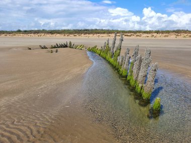 Cefn Sands sahilindeki gemi enkazı Carmarthenshire Güney Galler 'deki Pembrey Country Parkı' nda, popüler bir Galler turizm beldesi ve sahil şeridi manzarası olan,