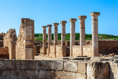 Roma Sütun mimari binası, Kıbrıs 'taki Paphos Arkeoloji Parkı' ndaki harabeler, popüler bir turistik tatil beldesi ve dönüm noktası, stok fotoğrafı