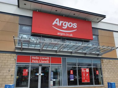 Llanelli, Galler, İngiltere, 6 Temmuz 2021: Argos reklam amblemi şehir merkezinin dışındaki perakende satış mağazalarından birinin girişinin önünde.