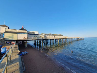 Teignmouth, Devon, İngiltere, 21 Temmuz 2021: The Grand Pier sahilde popüler bir turistik tatil beldesi olan Teignmouth Pier olarak da bilinir.