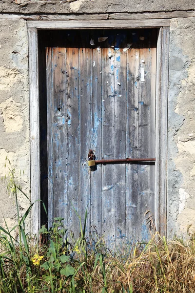 Vecchia porta rustica in legno — Foto Stock