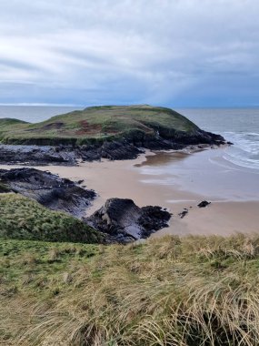 Burry Holms, İngiltere 'de popüler bir Galler kıyı şeridi seyahat merkezi olan Gower Yarımadası Batı Glamorgan Galler' deki küçük bir gelgit adasıdır.