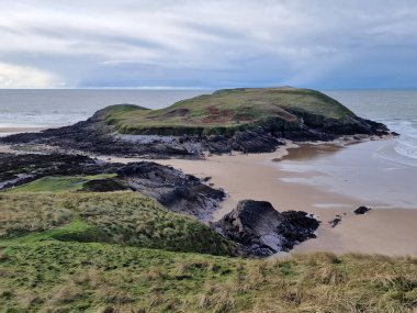 Burry Holms, İngiltere 'de popüler bir Galler kıyı şeridi seyahat merkezi olan Gower Yarımadası Batı Glamorgan Galler' deki küçük bir gelgit adasıdır.